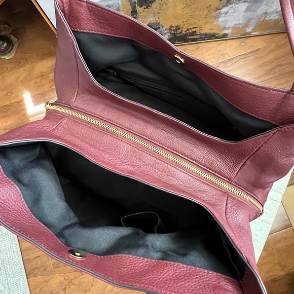 NWOT Vince Camuto Teri Leather Hobo Shoulder Bag in Deep Red - Picture 2 of 15